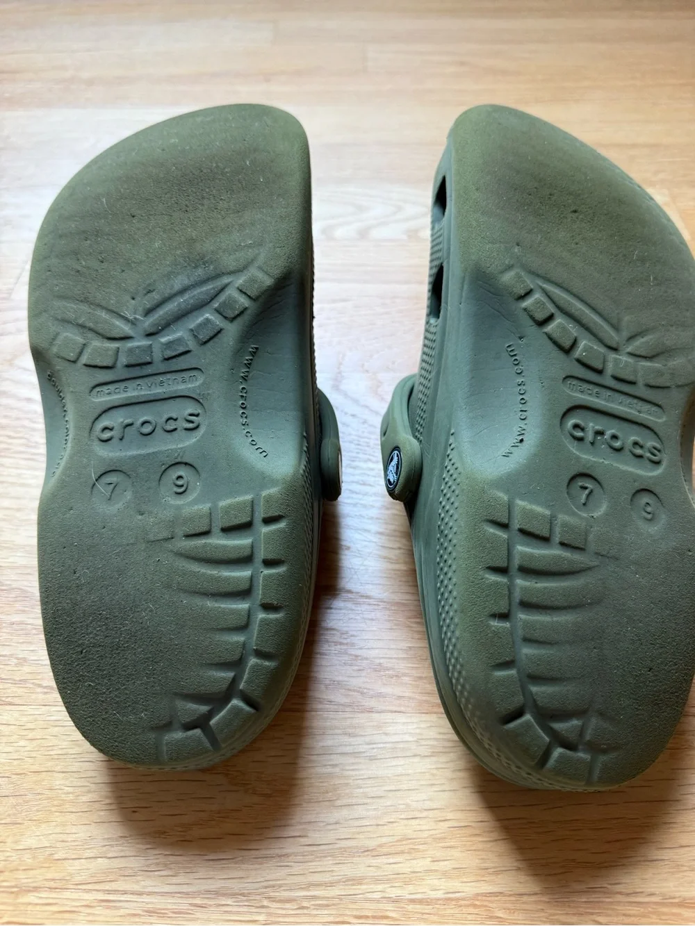 CROCS Olive Green Classic Clog with Assorted Jibbitz M7 W9